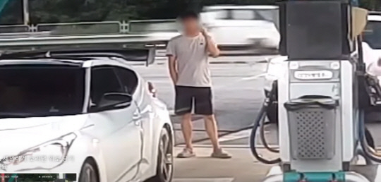 주유기 옆에서 담배 피우는 장면.  [유튜브 캡처]